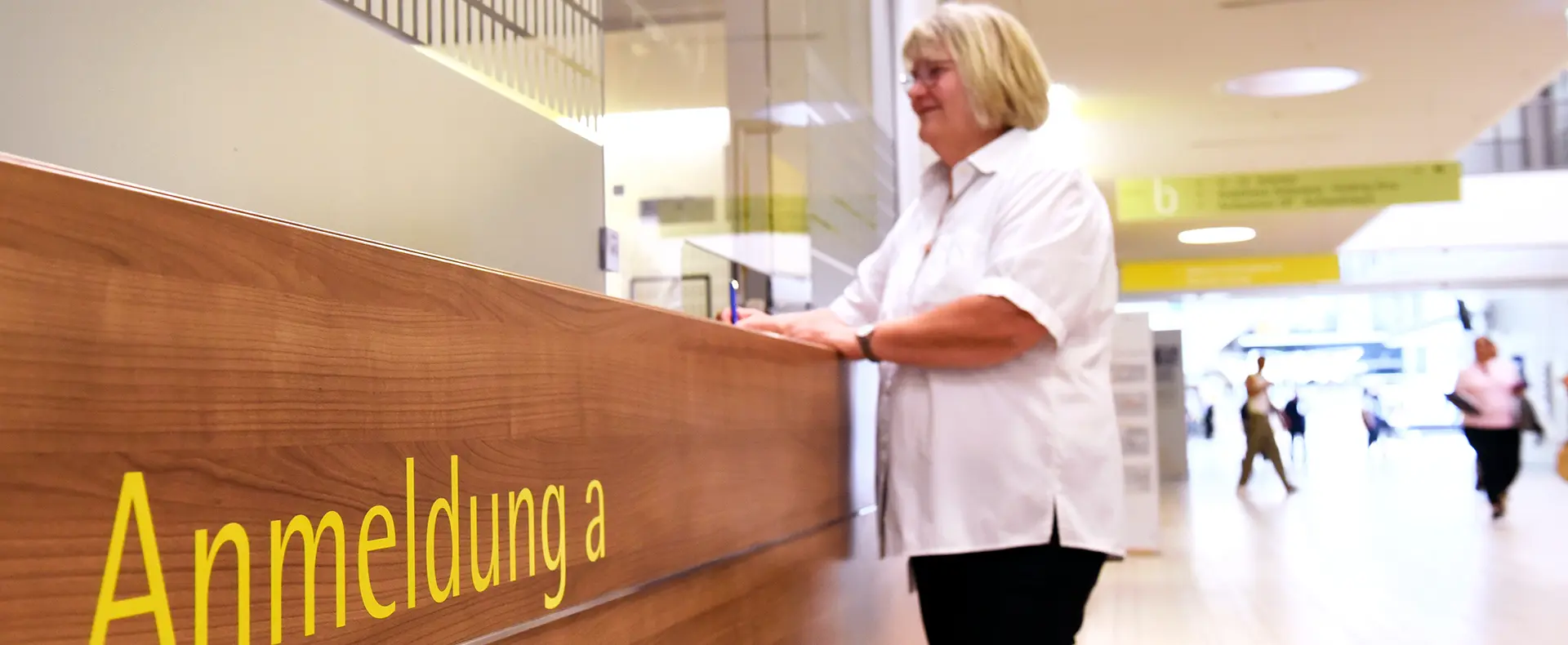 Eine Frau bei der Patientenanmeldung