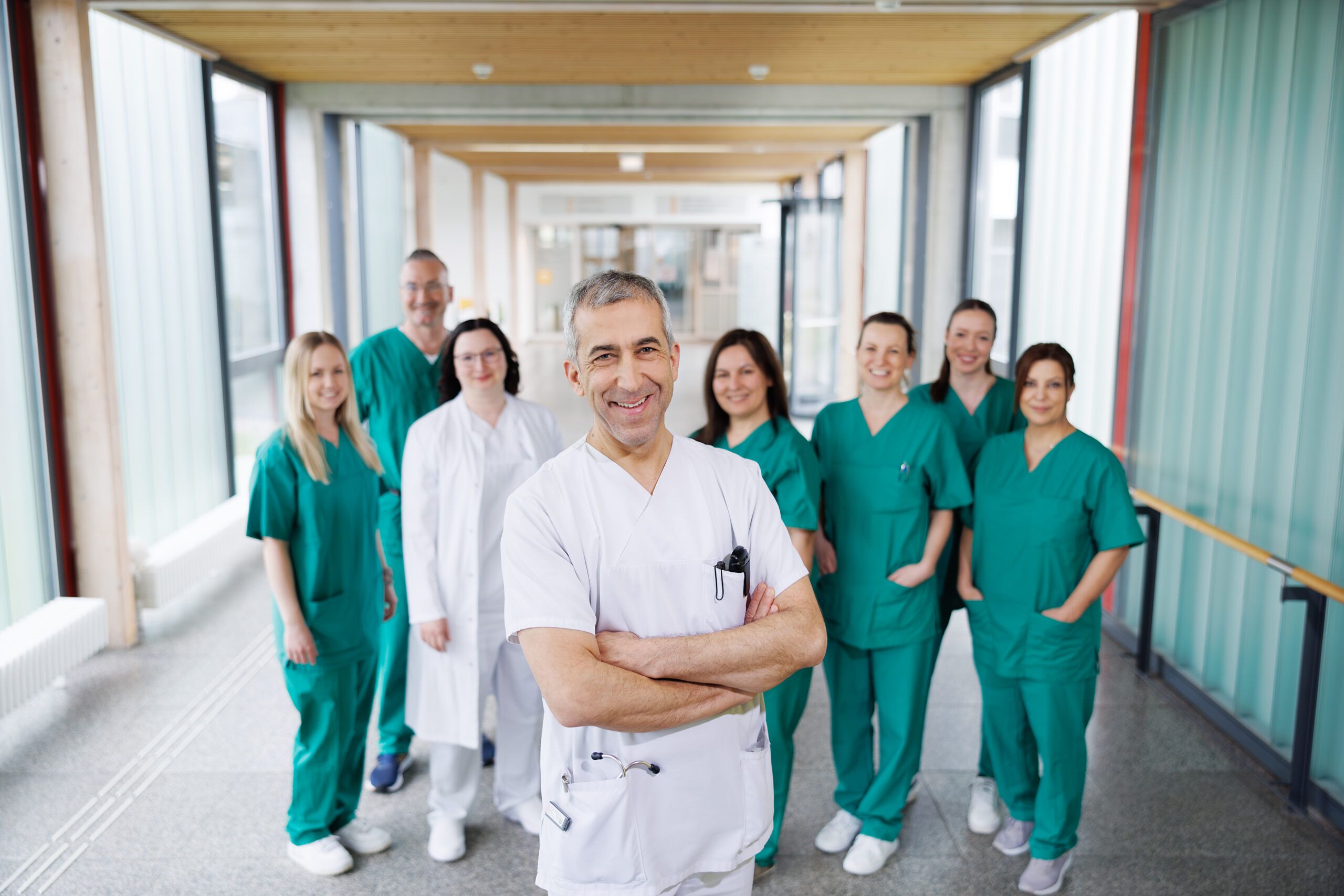 Chefarzt Dr. Fröhlich zusammen mit Team Pflege Gastroenterologie, Allgemeine Innere Medizin und Geriatrie Schorndorf