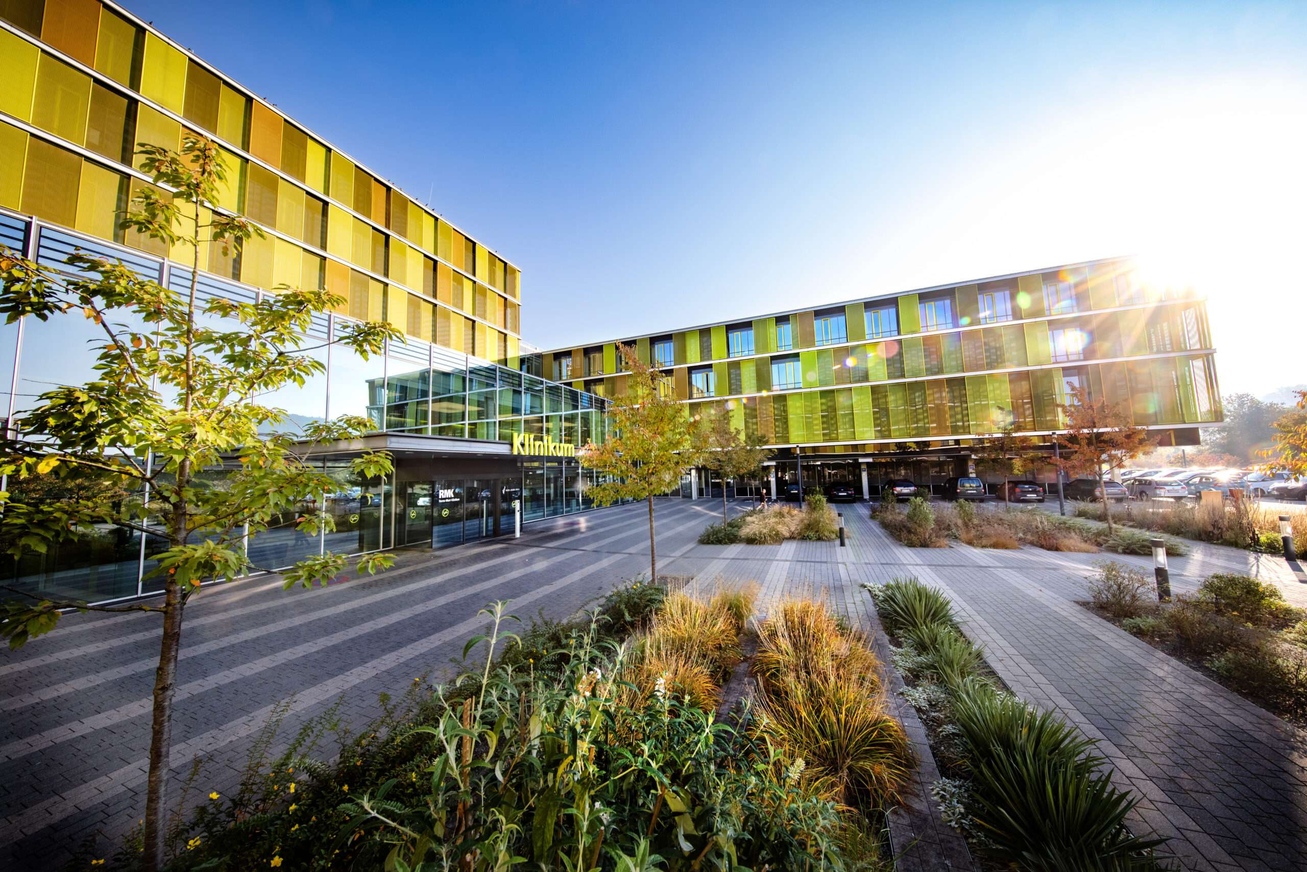 Das Hauptgebäude des Klinikums Winnenden im Spätsommer bei Sonnenaufgang
