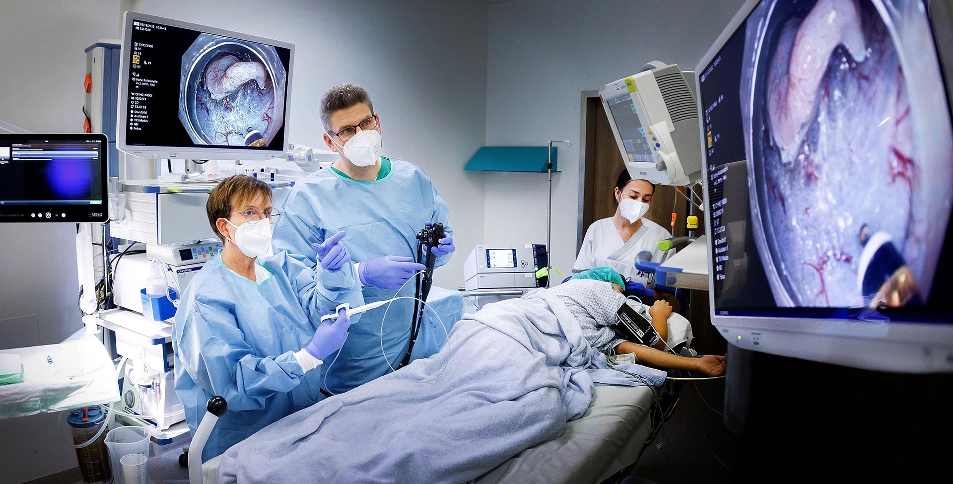 Professor Dr. med. Steffen Kunsch arbeitet mit der Teamleiterin Endoskopie, Heike Wege, bei einer OP zusammen.