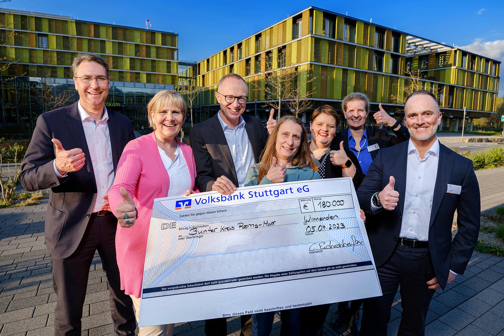 Hier freuen sich Landrat Dr. Richard Sigel, Christiane Eichenhofer (Tour Ginkgo), Professor Dr. Ralf Rauch (Chefarzt der Kinderklinik), Nicole Hasimis und Nicole Knöpfle (Bunter Kreis Rems-Murr), Claudia Bauer-Rabe (Klinikleiterin Winnenden und André Mertel (Geschäftsführer der Rems-Murr-Kliniken)