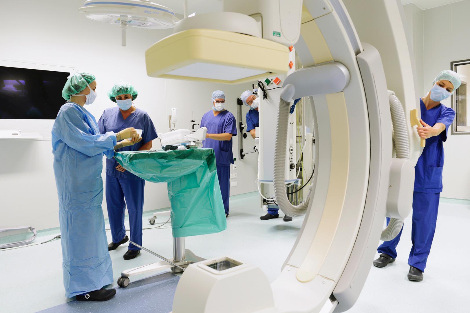 Medizinisches Fachpersonal im Hybrid-OP