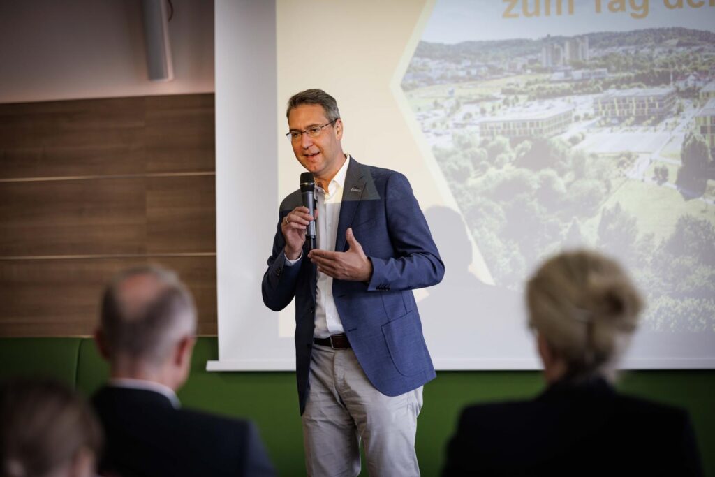 Landrat Dr. Richard Sigel spricht vor Publikum beim Empfang im Klinikum Winnenden