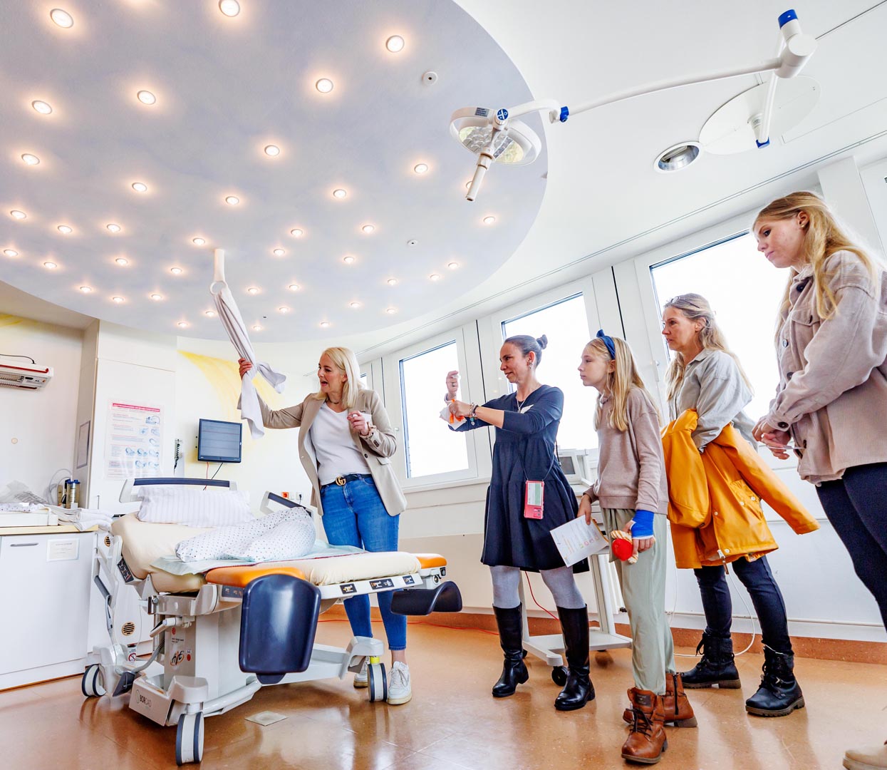 Hebamme Anja Junge zeigt Besuchern den Kreißsaal Schorndorf