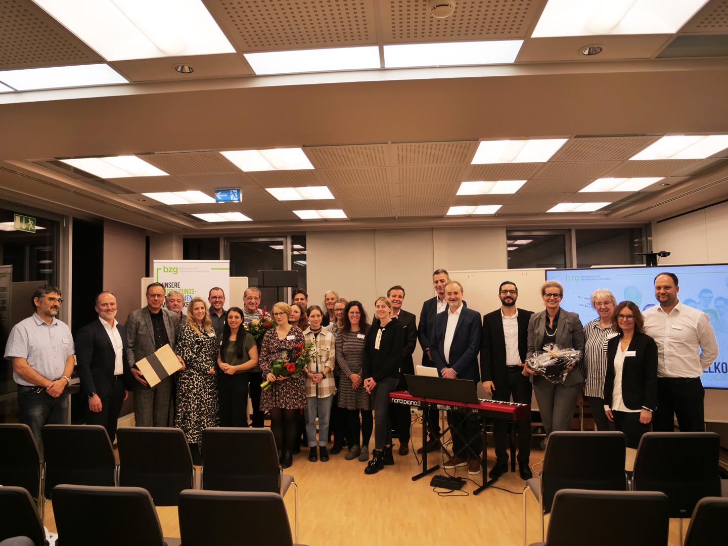 Schulleitung, Pädagoginnen und Pädagogen sowie Vertreter der Kliniken posieren für ein Foto zum zehnjährigen Jubiläum des Bildungszentrums für Gesundheitsberufe Rems-Murr (BZG)