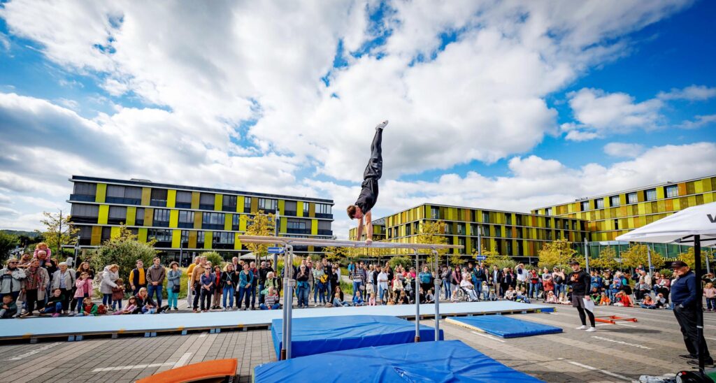 Sport, Spaß und Spiel: Auch die Netzwerk- und Kooperationspartner der Rems-Murr-Kliniken, hier die Turner des VfL Waiblingen, lockten Jung und Alt mit bunten Attraktionen.